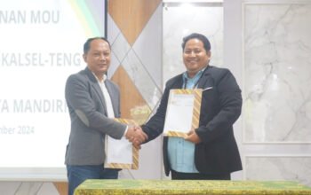 Perwakilan PT Pegadaian (kiri) dan Rektor UnivSM (kanan) usai melaksanakan MoU. KATAKUNCI/AH