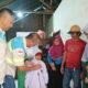 Presdir Adaro Indonesia serta jajaran saat memberikan seragam kepada salah satu pelajar di Desa Sumber Rezeki, Kecamatan Juai, Kabupaten Balangan, Rabu (22/1/2025). KATAKUNCI/Humas AI