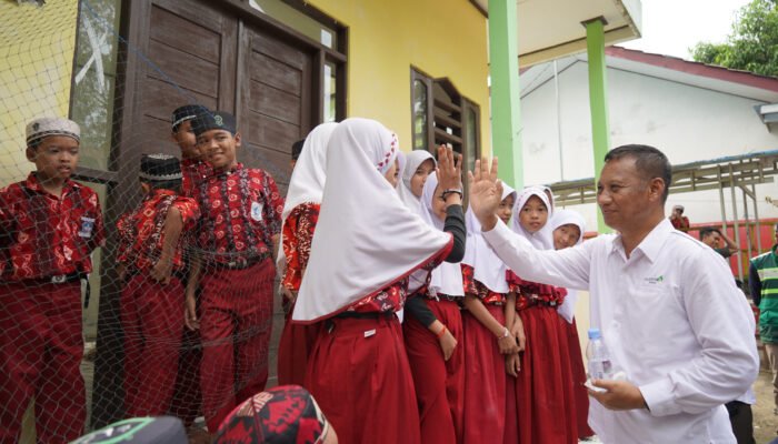 Presdir Adaro dijadwalkan berikan bantuan seragam kepada pelajar SDN Juai besok