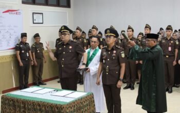 Dua kepala seksi Kejari Balangan saat melaksanakan pelantikan di kantor Kejari setempat, Jumat (25/4/2025). KATAKUNCI/ah