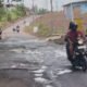 Sejumlah pengendara saat melewati jalan rusak di wilayah Tungkap Kelurahan Batu Piring, Kecamatan Paringin Selatan, Kabupaten Balangan. KATAKUNCI