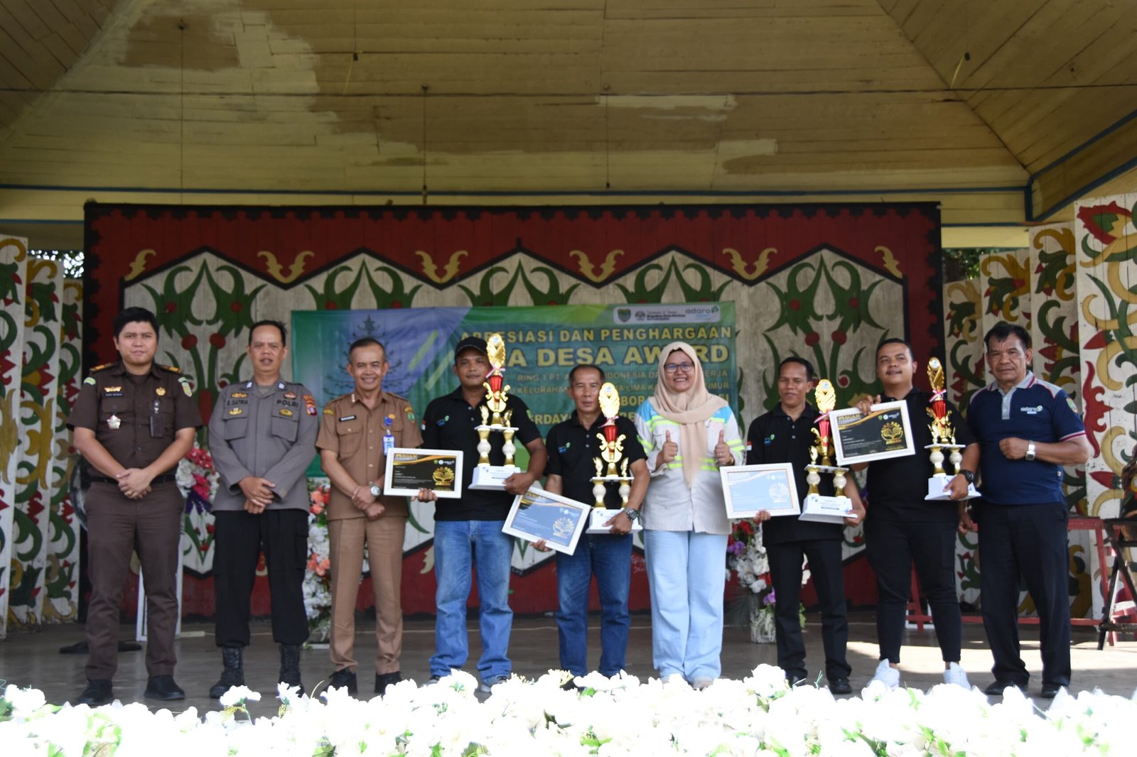 Pembagian hadiah dari Adaro kepada para juara.