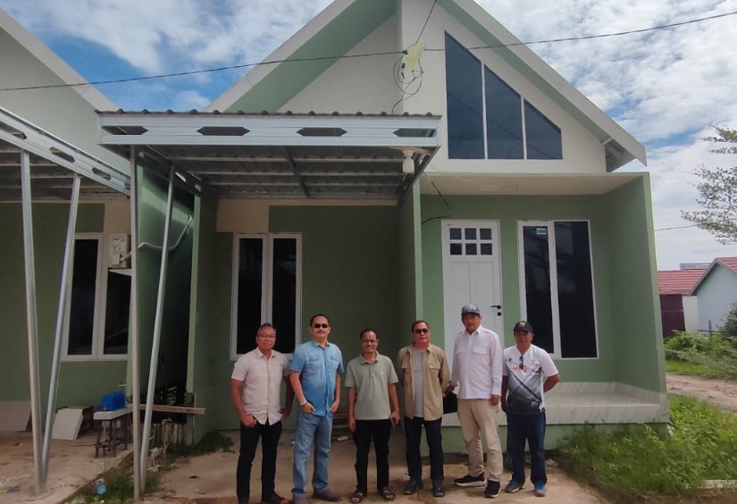 LOKASI RUMAH WARTAWAN: Pengurus PWI Kalsel didampingi Owner PT Surya Megah Group meninjau lokasi yang akan dijadikan kawasan komplek perumahan wartawan di Jalan A Yani Km 13 Gambut, Kabupaten Banjar, Rabu (28/5).