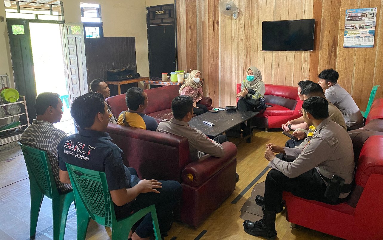 Pengelola Program Promosi Kesehatan di UPT Puskesmas Sungai Turak Ani Lydia saat mensosialisasikan inovasi tersebut kepada pihak terkait. KATAKUNCI/Lydia