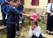 Siraman kembang tandai penutupan MPLS SMPN 3 Awayan
