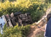 Truk es lrim katuh ke sungai Jalan Lingkar Barabai