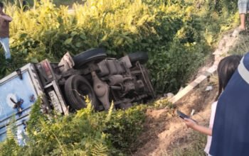 Truk es lrim katuh ke sungai Jalan Lingkar Barabai
