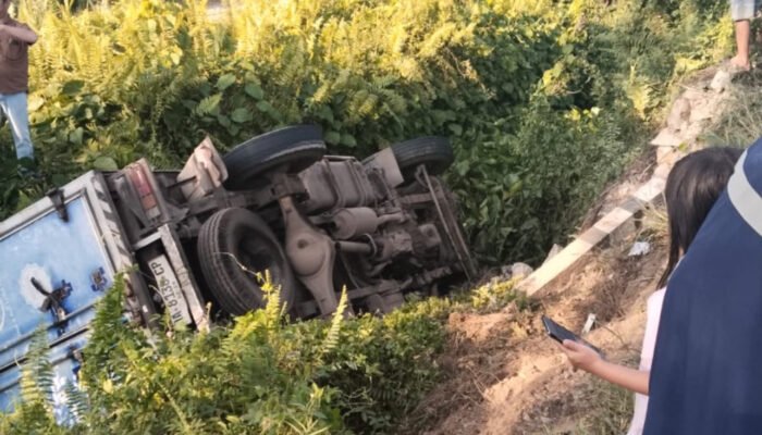 Truk es lrim katuh ke sungai Jalan Lingkar Barabai