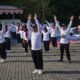 Kajari Balangan Mangantar Siregar (tengah) saat melaksanakan senam bersama dengan para jajaran di Halaman Kejari setempat, Jumat (29/8/2025). KATAKUNCI/erde
