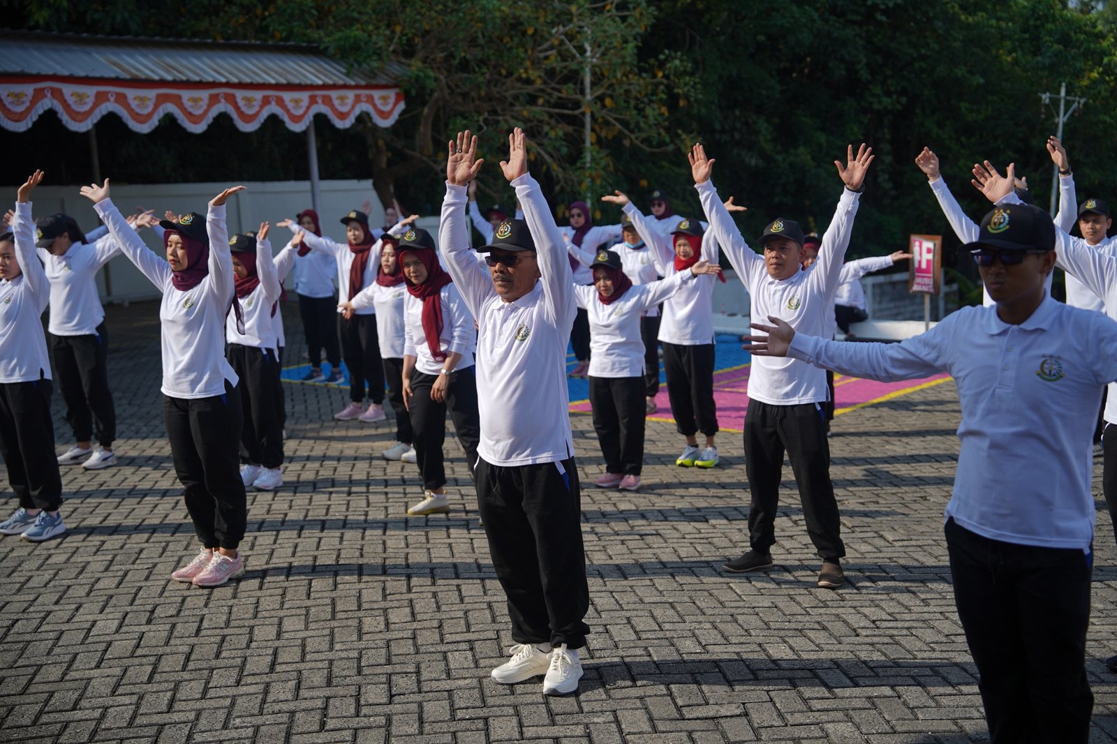 Kajari Balangan Mangantar Siregar (tengah) saat melaksanakan senam bersama dengan para jajaran di Halaman Kejari setempat, Jumat (29/8/2025). KATAKUNCI/erde