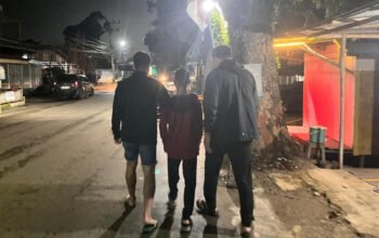 Anggota Polres HST saat mengamankan pelaku pembunuhan pada salah satu pesantren di Kabupaten HST, Rabu (20/8/2025). KATAKUNCI/Humas Polres HST