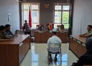 Pelaku pembunuhan pada salah satu Ponpes di Kabupaten HST saat menjalani sidang di PN Barabai, Jumat (19/9/2025). KATAKUNCI/MR