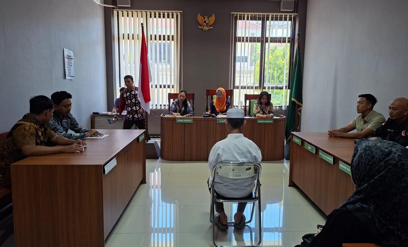 Pelaku pembunuhan pada salah satu Ponpes di Kabupaten HST saat menjalani sidang di PN Barabai, Jumat (19/9/2025). KATAKUNCI/MR
