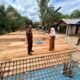 Kajari Balangan Mangantar Siregar dan Kabid Bina Marga PUPRP Balangan Rina Ariyani saat meninjau salah satu proyek strategis di Desa Tanah Habang Kiri, Kecamatan Lampihong, Senin (8/9/2025). KATAKUNCI/AH