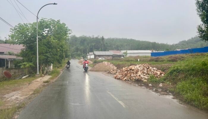 Tumpukan material di dekat perumahan Balai Pangeran Balangan bahayakan pengguna jalan