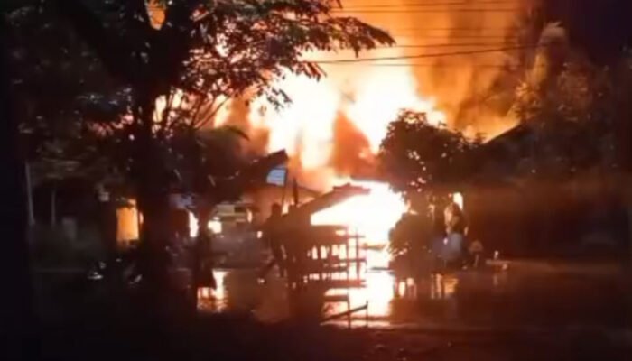 Tengah malam, tiga rumah warga ludes terbakar meskipun hujan