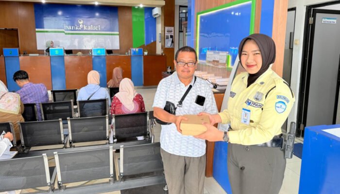 Bank Kalsel berbagi kepada nasabah pada perayaan maulid Nabi Muhammad SAW
