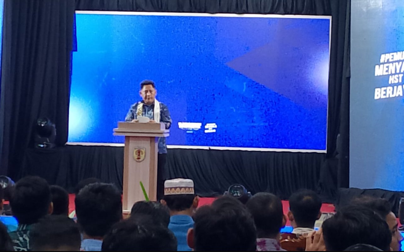 Bupati HST Syamsul Rizal saat memberikan sambutan pada acara pelantikan DPD KNPI HST. KATAKUNCI/MR