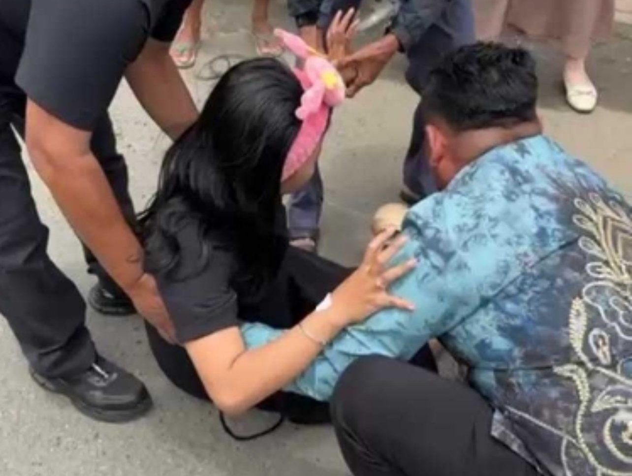 Bupati HST Samsul Rizal (kanan) saat membantu korban kecelakaan. KATAKUNCI/MR