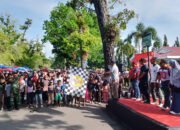 Wabup HST Gusti Rosyadi Elmi saat melepas peserta jalan santai dalam rangka memperingati HUT ke-80 PMI di Barabai, Minggu (21/9/2025). KATAKUNCI/MR