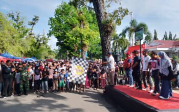 Wabup HST Gusti Rosyadi Elmi saat melepas peserta jalan santai dalam rangka memperingati HUT ke-80 PMI di Barabai, Minggu (21/9/2025). KATAKUNCI/MR