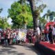 Wabup HST Gusti Rosyadi Elmi saat melepas peserta jalan santai dalam rangka memperingati HUT ke-80 PMI di Barabai, Minggu (21/9/2025). KATAKUNCI/MR
