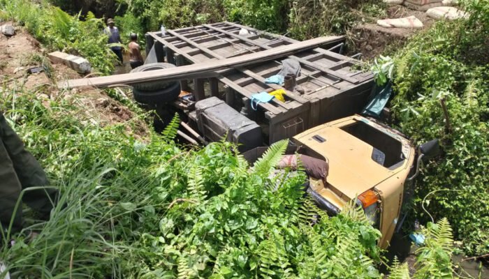 Diduga hilang kendali, truk pengangkut semen tercebur ke sungai