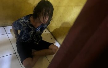 Terduga pelaku saat diamankan oleh warga setempat. KATAKUNCI/MR