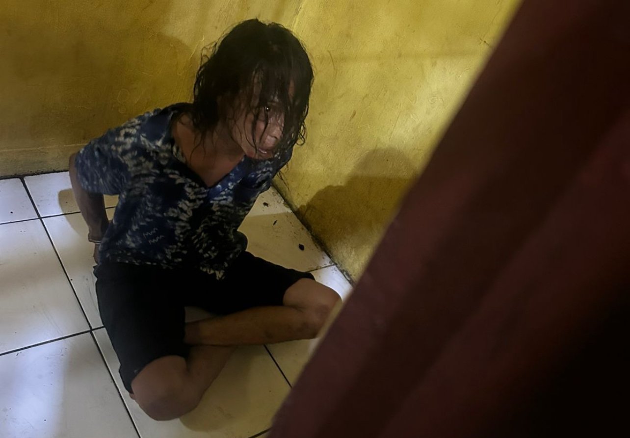 Terduga pelaku saat diamankan oleh warga setempat. KATAKUNCI/MR