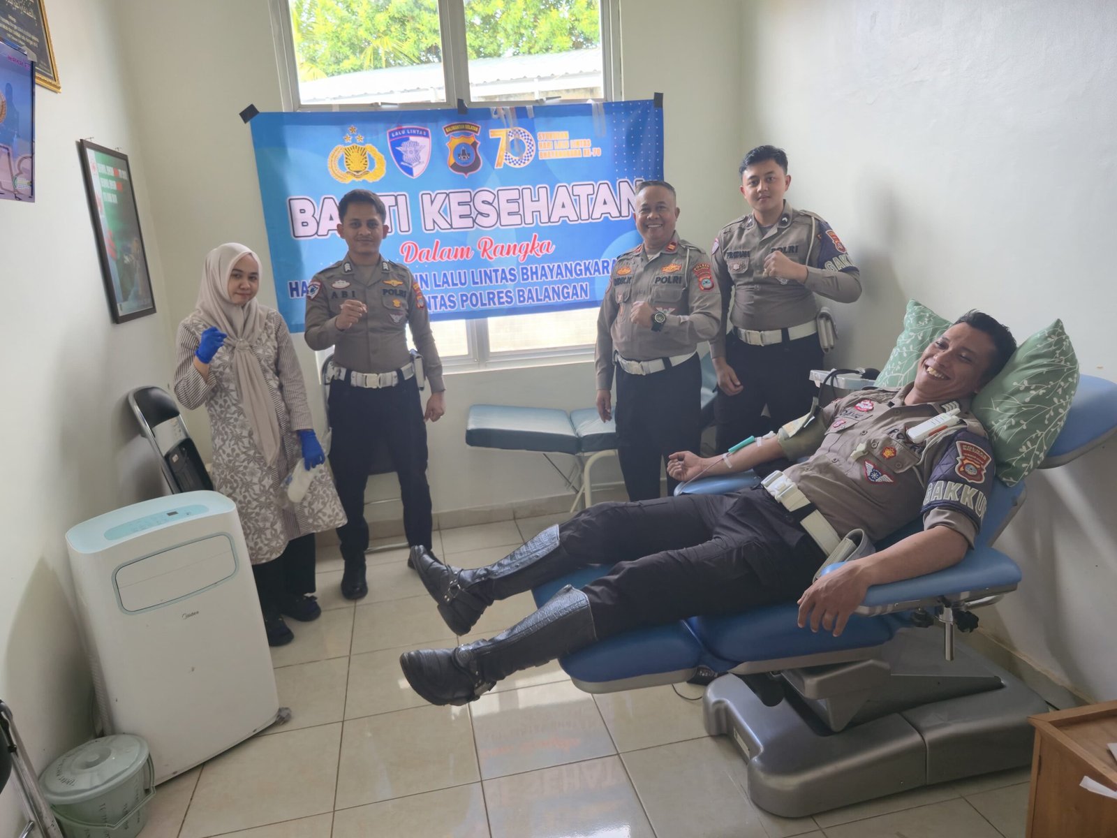 Anggota Satlantas Polres Balangan saat mengikuti kegiatan donor darah di RSUD Datu Kandang Haji Balangan, Kamis (10/9/2025). KATAKUNCI/AH