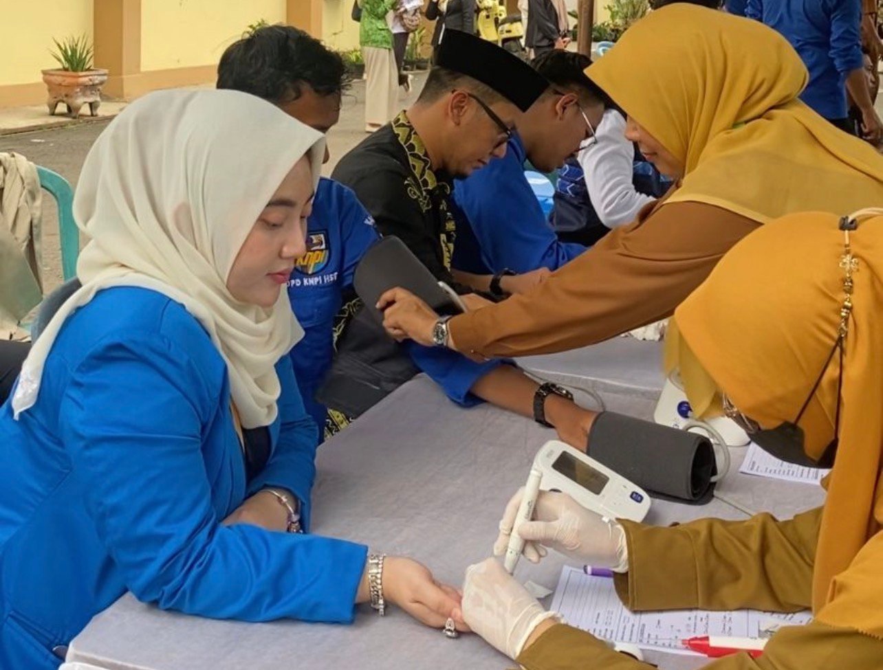 Ketua DPD KNPI HST Nadea Rizky Ananda saat mengecek kesehatan. KATAKUNCI/MR