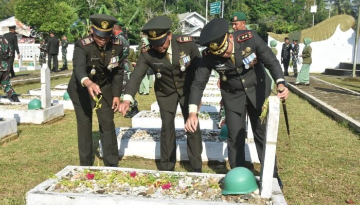 Kodim 1002/HST dan Yonif 621/Manuntung gelar ziarah peringati HUT TNI