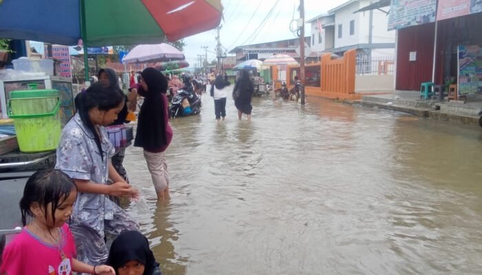 Banjir di Barabai jadi arena rekreasi dadakan