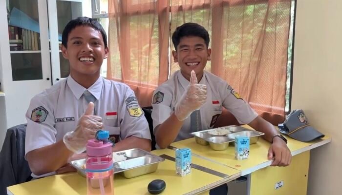 Pelajar SMAN 2 Paringin senang dapat MBG dari SPPG Polres Balangan