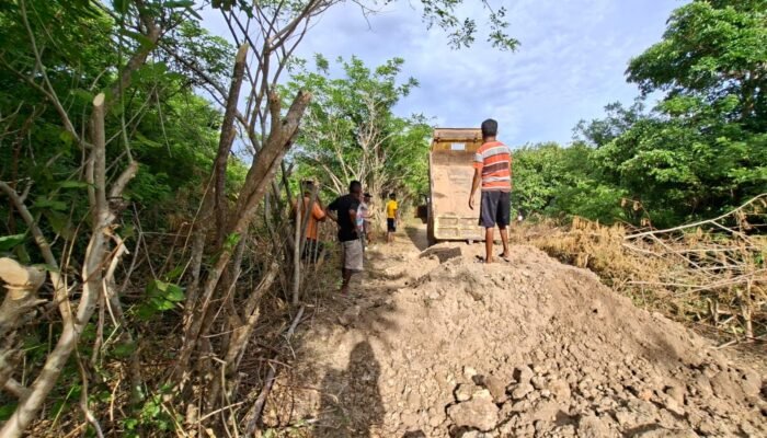 Jalan Vital di TTU Dibereskan Lewat Gotong Royong Masyarakat