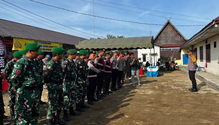 Bahu-Membahu dalam Damai, Sinergi TNI-Polri Jaga Kekhusyukan Natal di Halong   