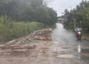 Material proyek di Batu Piring ganggu pengendara jalan