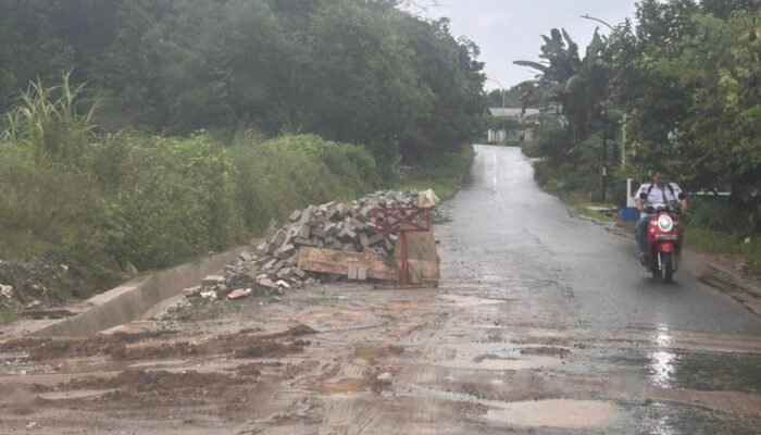 Material proyek di Batu Piring ganggu pengendara jalan