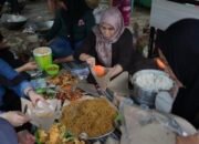 FOTO – Ketua TP PKK Balangan terjun ke lokasi banjir bantu warga terdampak