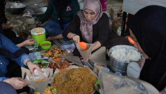 FOTO – Ketua TP PKK Balangan terjun ke lokasi banjir bantu warga terdampak