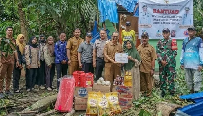 Pemkab HST sigap bantu warga Kasarangan yang rumahnya tertimpa pohon