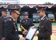 Kapolres HST Beri Piagam Penghargaan Bripda Tamsa Atas Penyelamatan Anak Kecelakaan Lalu Lintas