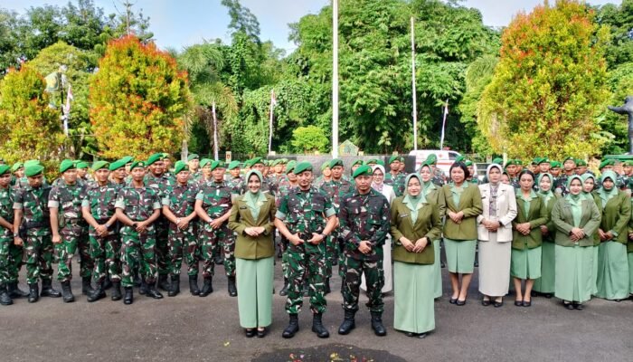 Yonif 621/Manuntung Gelar Tradisi Sakral Sambut Kedatangan Warga Baru di Markas Komando