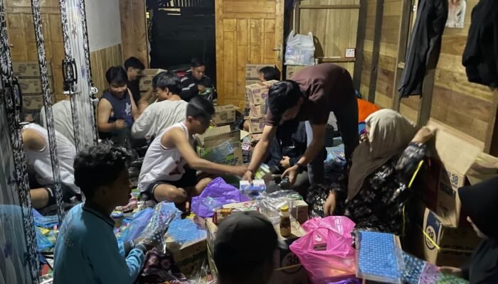 Sekelompok pemuda berjibaku bantu korban banjir di Tebing Tinggi