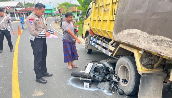 Pemotor Tabrak Truk di Dekat SMPN 13 HST, Korban Alami Patah Kaki