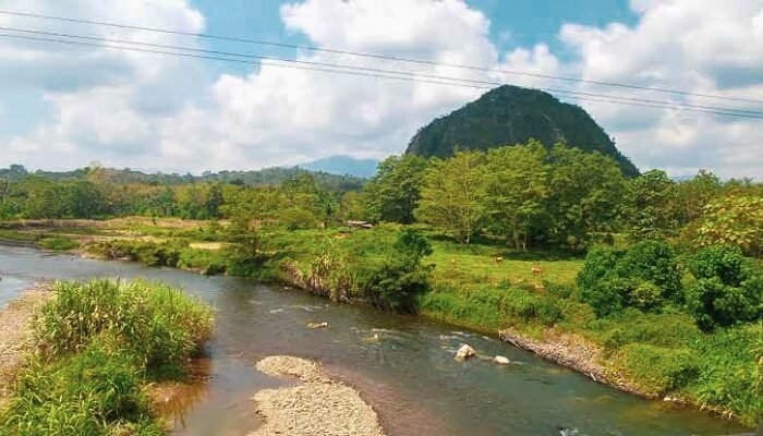 Tebing Tinggi di Kaki Meratus: Harmoni Tebing Curam dan Tradisi Dayak Pitap