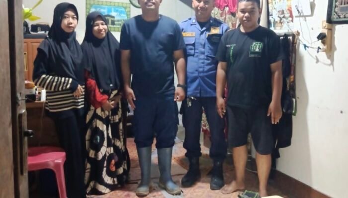 Tim Damkar HST Amankan Ular “Sambur” di Rumah Ketua RT Banua Binjai