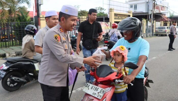 Sinergi Polri, Mahasiswa dan OKP Berbagi Takjil Ramadan di HST