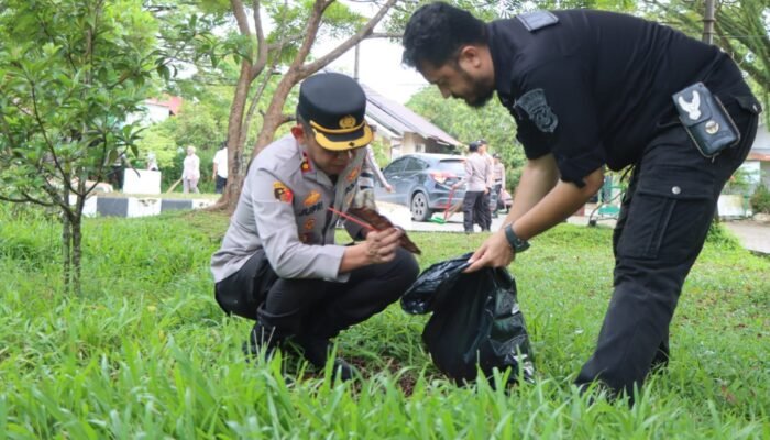 Polres HST Gelar Kerja Bakti di Masjid Agung Barabai Jelang Ramadhan