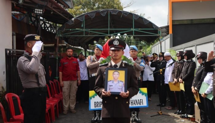 Polri Berikan Penghormatan Terakhir kepada Almarhum Hanafi